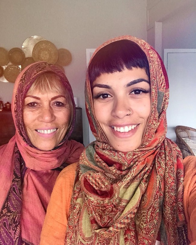 Hari ini, kami berjalan ke masjid dan bertemu dengan muslim di sana. Kami berhenti, saling menyapa, dan salik memeluk. Mereka sangat bersyukur melihat kami memakai hijab untuk mendukung mereka, tulis wanita bernama @shesaviiiba di Instagram. Foto: Instagram