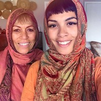 Hari ini, kami berjalan ke masjid dan bertemu dengan muslim di sana. Kami berhenti, saling menyapa, dan salik memeluk. Mereka sangat bersyukur melihat kami memakai hijab untuk mendukung mereka, tulis wanita bernama @shesaviiiba di Instagram. Foto: Instagram