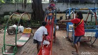 Hal yang dikhawatirkan adalah terjadi kecelakaan saat anak-anak bermain di tempat bermain yang fasilitasnya telah rusak tersebut.