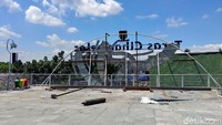Pemerintah telah resmi memberhentikan proyek pembangunan Teras Cihampelas tahap 2 karena kontraktor tak bisa menyelesaikan tepat waktu. Proyek senilai Rp 23 miliar itu baru akan dilelang dan diteruskan pada tahun 2020 mendatang. 