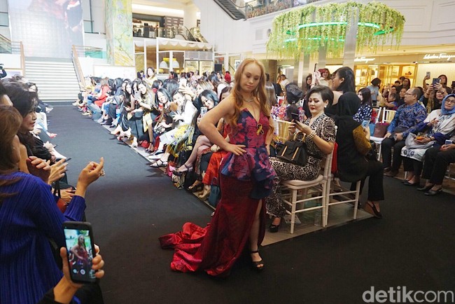 Fashion show Alleira kali ini terasa spesial karena dibuat sekaligus sebagai ajang penggalangan dana bagi anak dengan down syndrome. Alleira bekerjasama dengan Lions Club Jakarta Selatan Tulip, juga mengadakan lelang, di mana hasil penjualannya akan diberikan kepada Ikatan Sindroma Down Indonesia dan yayasan Persatuan Orang Tua dan Anak dengan Down Syndrome (POTADS). Foto: Alissa Safiera/Wolipop