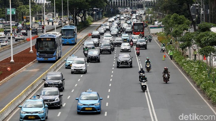 Pemberlakuan sistem ganjil genap di sejumlah jalur protokol di Jakarta diharapkan dapat mengurai kemacetan. Berhasilkah penerapan sistem ganjil genap tersebut?
