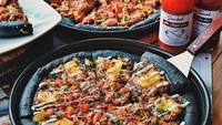 Jaringan pizza yang cukup populer di Indonesia dua tahun lalu juga perkenalkan varian pizza hitam pertamanya. Pernah coba? Foto: Instagram gedeinperut  