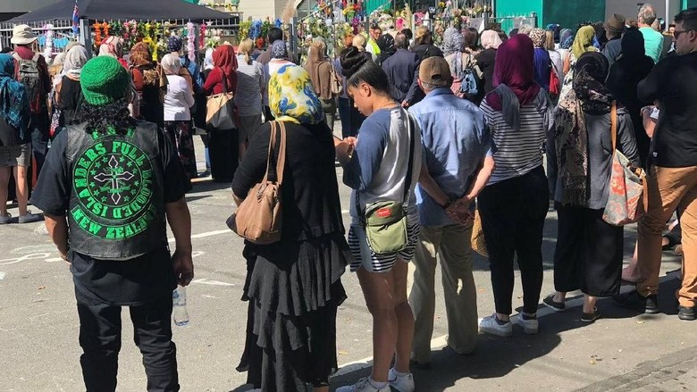 Lindungi Muslim Salat Jumat, Warga New Zealand Bikin Rantai Manusia Lindungi Muslim Salat Jumat, Warga New Zealand Bikin Rantai Manusia
