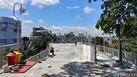Bebatuan, aneka perkakas, hingga material berat seperti besi dibiarkan begitu saja. Sebagian ada yang ditutup dengan terpal, tapi lebih banyak dibiarkan tanpa ada pengaman.