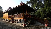 Jika para wisatawan ingin menjungi tempat wisata ini pun aksesnya tidak sulit karena berada di tengah-tengah lokasi perkantoran yang mudah diakses.