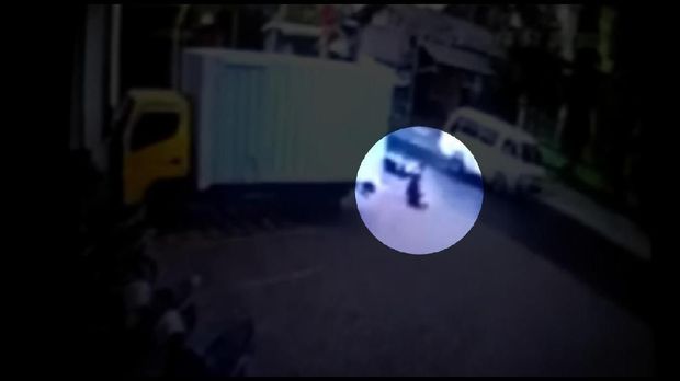 Aneh, Usai Terlindas Truk Pelajar di Blitar Ini Masih Bisa Berdiri
