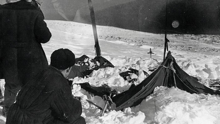 Tenda para pendaki yang tewas dalam kasus Dyatlov Pass Incident sudah terkoyak. Foto: Istimewa Tenda para pendaki yang tewas dalam kasus Dyatlov Pass Incident sudah terkoyak. Foto: Istimewa