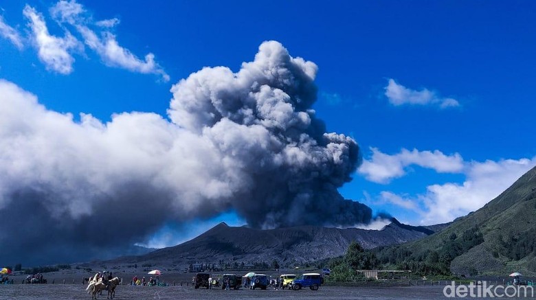 Tinggi Semburan Bromo Turun, Tapi Abunya Tetap Papar Desa Sekitar Tinggi Semburan Bromo Turun, Tapi Abunya Tetap Papar Desa Sekitar