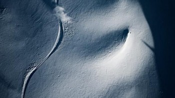 Posisi 2 kategori Sport diraih Ober Schneider. Foto ski di salju dipotret menggunakan Mavic 2 Pro. Foto: SkyPixel