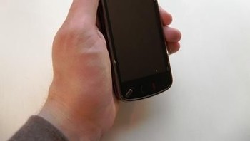 Berstatus ponsel flagship, N97 dibekali teknologi canggih di masanya dan desain elegan, maka tak heran jika harganya selangit. Banderolnya pada waktu itu mencapai 499 euro atau di kisaran Rp 8 juta. Ini adalah ponsel Nokia paling top untuk melawan iPhone, tulis GSM Arena. Foto: Tech Radar