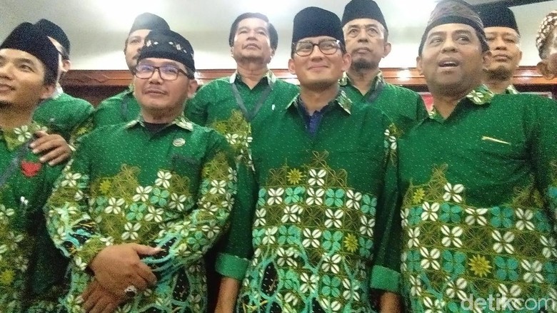 Cerita Sandiaga Diberi Baju Kebesaran Muhammadiyah Yogya