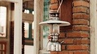 Meskipun bangunnya modern rustic, namun ada sebuah lampu petromak yang jadi pusat perhatian.  Foto: Instagram@mamanoi.sby
