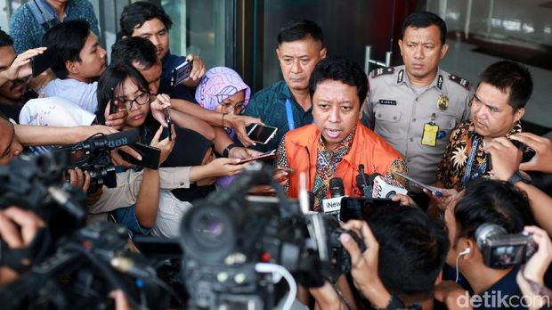 Rommy saat mengenakan rompi oranye KPK.