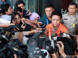 Romahurmuziy Dibantarkan di RS Polri karena BAB Berdarah