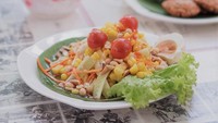 Salad khas Thailand jadi salah satu menu yang bisa dicicip. Selain itu ada juga aneka mie hingga ayam yang diracik dengan sentuhan bumbu Thailand. Foto: Instagram@mamanoi.sby