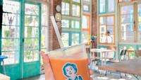 Jika dilihat dari luar, begini lah restoran enak. Dindingnya dipenuhi dengan beragam jendela warna-warni. Foto: Instagram@mamanoi.sby