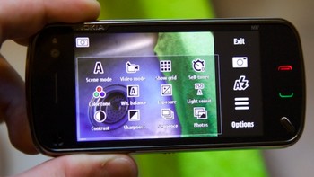 Ponsel ini banyak dikritik terkait relatif kecilnya RAM dan ruang disk. Dengan hanya 50 MB tersisa setelah boot, ponsel ini rentan jadi lemot dan kadang menutup program untuk mengamankan memori. Memakainya kadang bikin frustrasi. Foto: Tech Radar