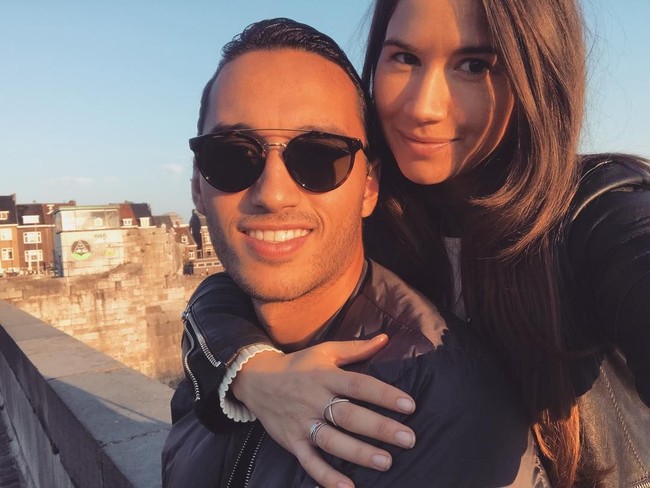 Ezra Walian suka memamerkan momen mesranya bareng sang pacar, Ylon Louise, di Instagram. Duniaku, cintaku, tulis Ezra memberi keterangan foto yang menampilkan dirinya dan sang kekasih yang terlihat seksi dalam balutan tank-top menerawang.  Ezra Walian, pemain naturalasi dari Belanda, tengah menjadi perbincangan karena dilarang FIFA untuk memperkuat Timnas Indonesia. Foto: Instagram/@ezrawalian