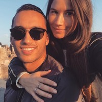 Ezra Walian suka memamerkan momen mesranya bareng sang pacar, Ylon Louise, di Instagram. Duniaku, cintaku, tulis Ezra memberi keterangan foto yang menampilkan dirinya dan sang kekasih yang terlihat seksi dalam balutan tank-top menerawang.  Ezra Walian, pemain naturalasi dari Belanda, tengah menjadi perbincangan karena dilarang FIFA untuk memperkuat Timnas Indonesia. Foto: Instagram/@ezrawalian