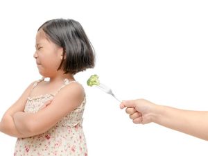 Sedang Tren Pukul Boneka Agar Anak Mau Makan