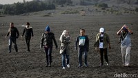 Gunung Bromo pun masih dibuka untuk umum, namun wisatawan dilarang mendekati kawah dalam radius 1 km.