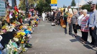 Warga Auckland juga tak mau ketinggalan, dengan beberapa masjid setempat ramai didatangi warga yang ingin memberi dukungan. Anggota masyarakat beramai-ramai membentuk rantai manusia terjadi di luar Avondale Islamic Center. Foto: Liu Chen/RNZ
