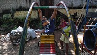 Di sejumlah bagiannya nampak fasilitas bermain itu telah berkarat dan terlihat tak terawat.