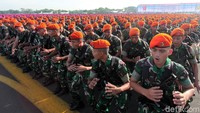 Personel TNI dan Polri tampak baris-berbaris.