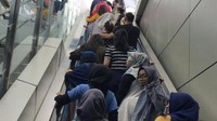 Di awal pengoperasian MRT Jakarta, para pengguna masih belum tertib menggunakan lajur berdiri di eskalator. Foto: (Istimewa/Indah)