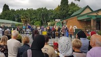 Aksi rantai manusia juga dilakukan di luar Masjid Tauranga, North Island, New Zealand. Laporan Radio New Zealand menyebut sekitar 1.500 orang mendatangi Masjid Tauranga untuk ikut serta momen mengheningkan cipta secara nasional, kemudian membentuk rantai manusia saat jemaah setempat menjalankan salat Jumat. Foto: RNZ/SUPPLIED