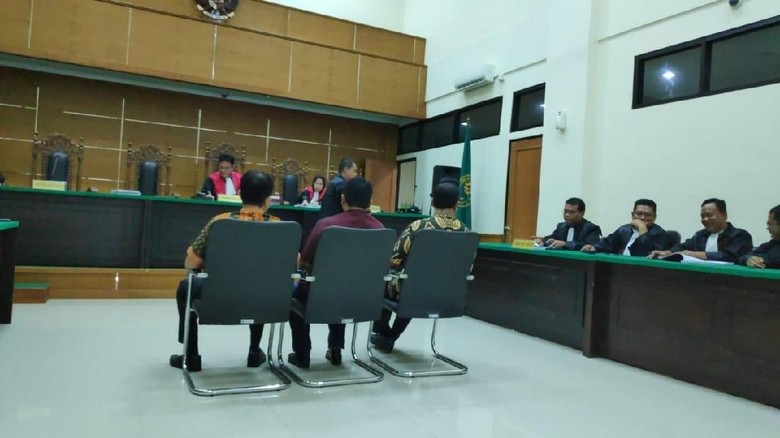 3 Terdakwa Korupsi Genset RSUD Banten Dituntut 1 Tahun 6 Bulan Penjara 3 Terdakwa Korupsi Genset RSUD Banten Dituntut 1 Tahun 6 Bulan Penjara