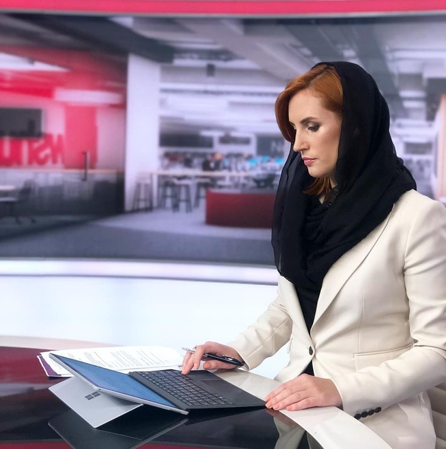 Pembawa acara populer New Zealand, Samantha Hayes juga memakai kerudung saat membawakan berita di layar kaca. Saya memutuskan untuk memakai kerudung hari ini di studio sebagai bentuk solidaritas untuk komunitas muslim, tulis Samantha di Instagram. Foto: Instagram/SamanthaHayes