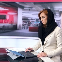 Pembawa acara populer New Zealand, Samantha Hayes juga memakai kerudung saat membawakan berita di layar kaca. Saya memutuskan untuk memakai kerudung hari ini di studio sebagai bentuk solidaritas untuk komunitas muslim, tulis Samantha di Instagram. Foto: Instagram/SamanthaHayes