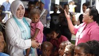 Bersama beberapa jajaran polisi wanita (Polwan) mereka memberikan penghiburan dan beberapa bantuan sebagai bentuk tali asih untuk korban banjir bandang di Papua. Foto: dok. Bhayangkari