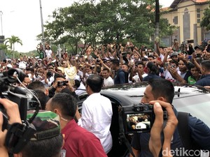 Dicegat Warga Denpasar untuk Salaman, Jokowi Keluar dari Mobil