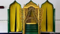 Satu lagi yang istimewa dari masjid ini adalah keberadaan sumber mata air yang ada di dalam kompleks masjid. Masyarakat percaya, air ini berkhasiat untuk menyembuhkan berbagai macam penyakit.