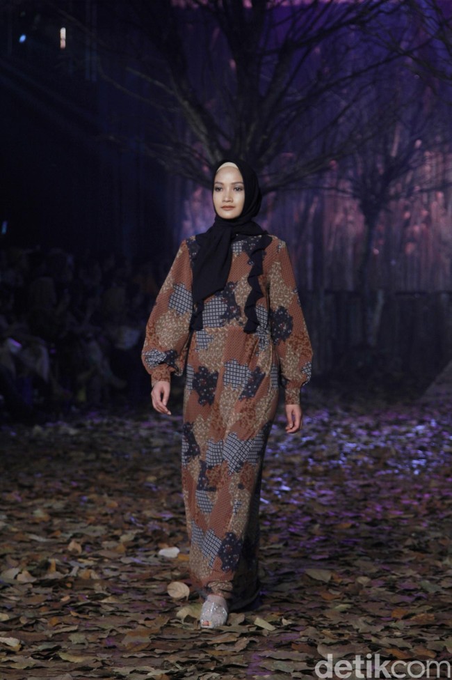 Rancangan terbaru Ivan Gunawan untuk Lebaran 2019 mengangkat tema Nostalgia yang di gelar di LiveSpace, SCBD, Jakarta Selatan, Rabu [20/3/2019]. Foto: Mohammad Abduh/Wolipop