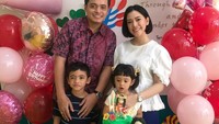 Azima atau akrab disapa Mima sudah dikaruniai dua anak lucu. Ini momen ketika anak keduanya, Naila hendak tiup lilin kue ulang tahun. Foto: Instagram mimaaa