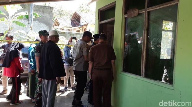 Suasana pra rekonstruksi di Masjid Daarussalam, Banyumas.