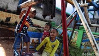 Kondisi taman bermain yang memprihatinkan itu dapat membahayakan anak-anak yang sedang bermain di sana.