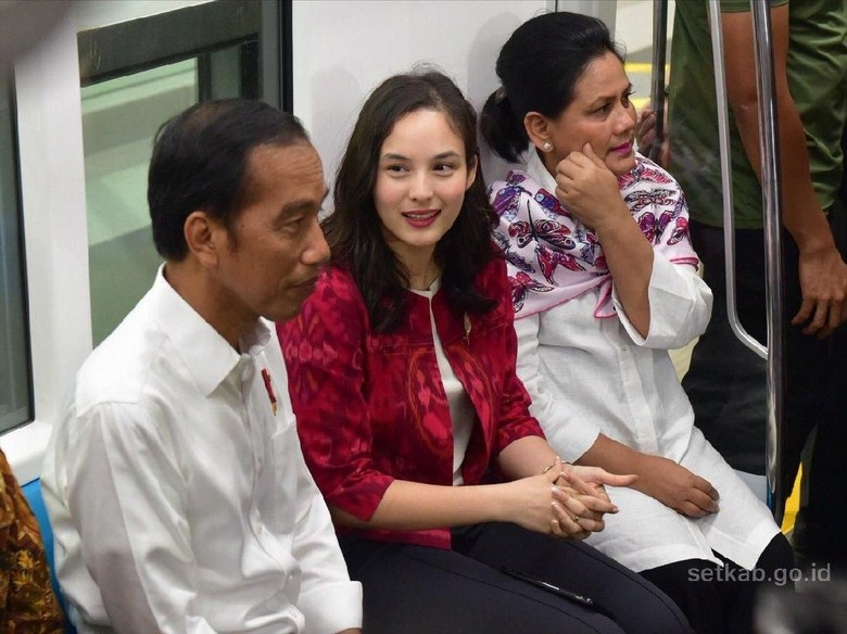 Ada Chelsea Islan di Antara Jokowi dan Iriana Ada Chelsea Islan di Antara Jokowi dan Iriana