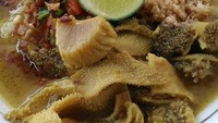 Babat jarit atau babat yang berlapis tipis makin enak disantap dengan tauge dan taburan koya khas Jawa Timur. Foto: Instagram @pawonjawi_pky