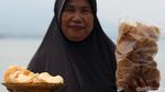 Mengintip Proses Pembuatan Kerupuk Kamplang yang Mendunia