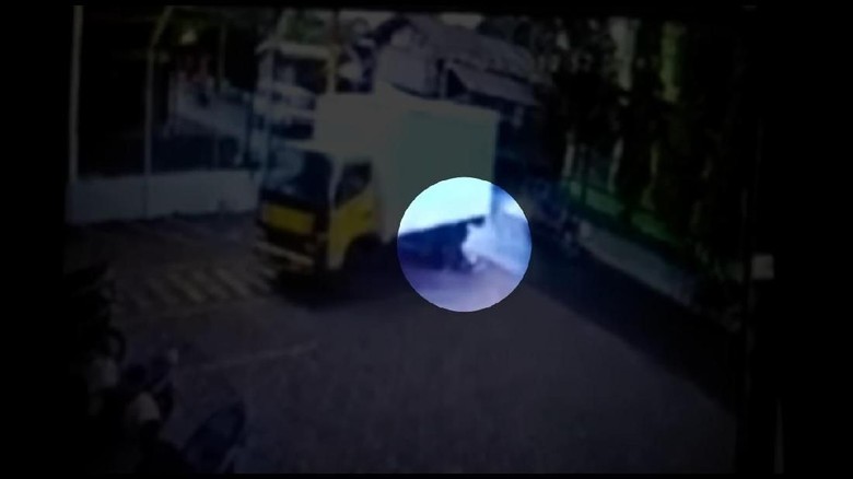 Aneh, Usai Terlindas Truk Pelajar di Blitar Ini Duduk dan Banting Helm Aneh, Usai Terlindas Truk Pelajar di Blitar Ini Duduk dan Banting Helm