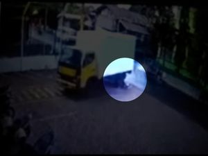 Aneh, Usai Terlindas Truk Pelajar di Blitar Ini Duduk dan Banting Helm