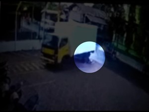 Aneh, Usai Terlindas Truk Pelajar di Blitar Ini Duduk dan Banting Helm