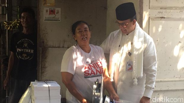 Anies Tegur Ibu Salam Dua Jari Saat Kunjungan di Kepulauan Seribu 