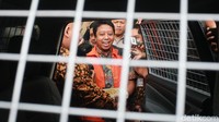 Berstatus tersangka, dengan tangan diborgol dan memakai rompi tahanan tidak membuat Rommahurmuziy berubah.