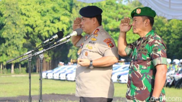 Kapolda Bali Irjen Petrus Reinhard Golose pimpin apel pasukan (Dita-detikcom)